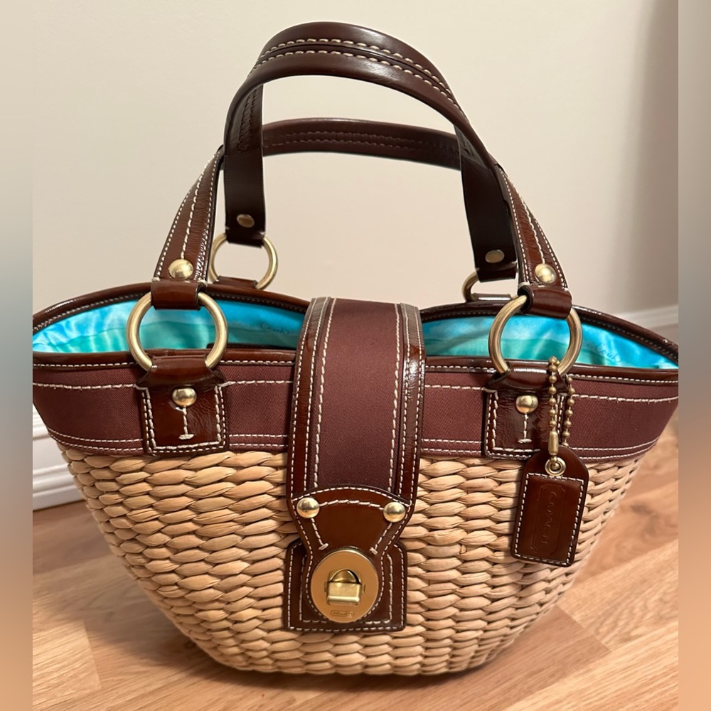 Authentic coach handbag in excellent condition.